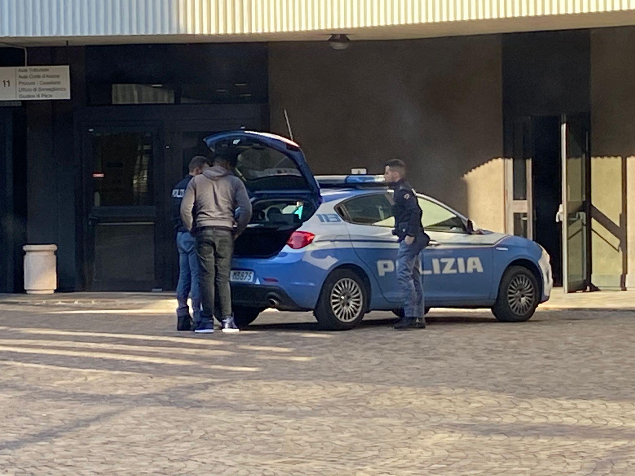 Prende a calci e pugni i poliziotti e la loro auto: libero<br>
