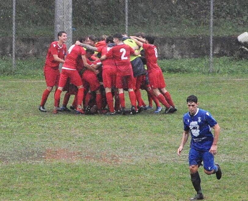 Nella foto,  i giocatori dei Colli Marittimi (in maglia rossa) festeggiano la vittoria nel derby contro il Castiglioncello foto Michele Falorni/Silvi)