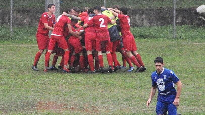 Nella foto, i giocatori dei Colli Marittimi (in maglia rossa) festeggiano la vittoria nel derby contro il Castiglioncello foto Michele Falorni/Silvi)