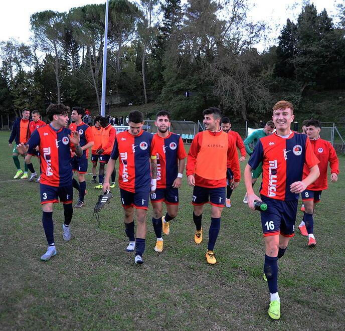 Nella foto, la squadra dello Sporting Cecina festeggia l’ennesima vittoria in campionato: i rossoblù sono attualmente in testa al girone C di Promozione senza aver mai perso una singola partita nel corso del torneo e hanno ora nove lunghezze di margine (foto Falorni/Silvi)