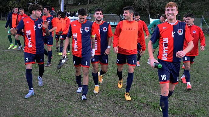 Nella foto, la squadra dello Sporting Cecina festeggia l’ennesima vittoria in campionato: i rossoblù sono attualmente in testa al girone C di Promozione senza aver mai perso una singola partita nel corso del torneo e hanno ora nove lunghezze di margine (foto Falorni/Silvi)