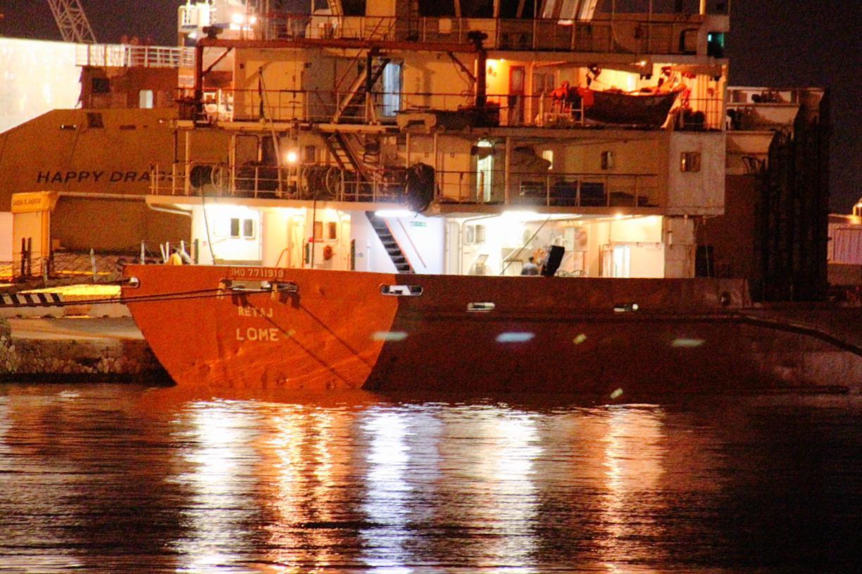 Mercantile incagliato alla Meloria rimorchiata fino in porto