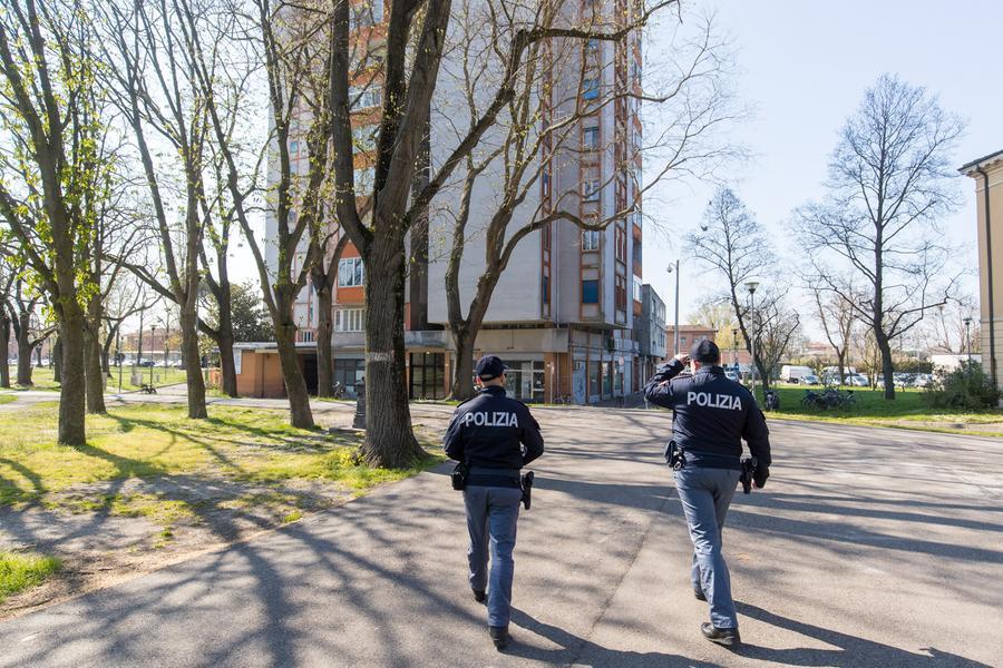 Ferrara, tenta rapina con fucile softair e passamontagna: arrestato