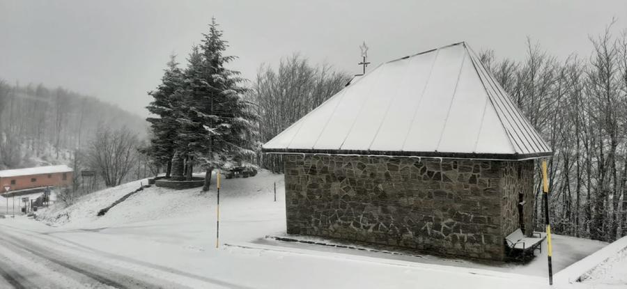 Prima nevicata sulle alte quote dell’Appennino Modenese: a Frassinoro caduti oltre 25 centimetri