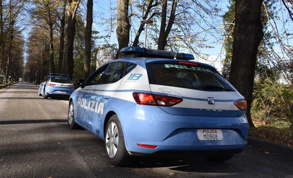 Schiaffi alla moglie, arriva la polizia: in casa aveva 38 armi 