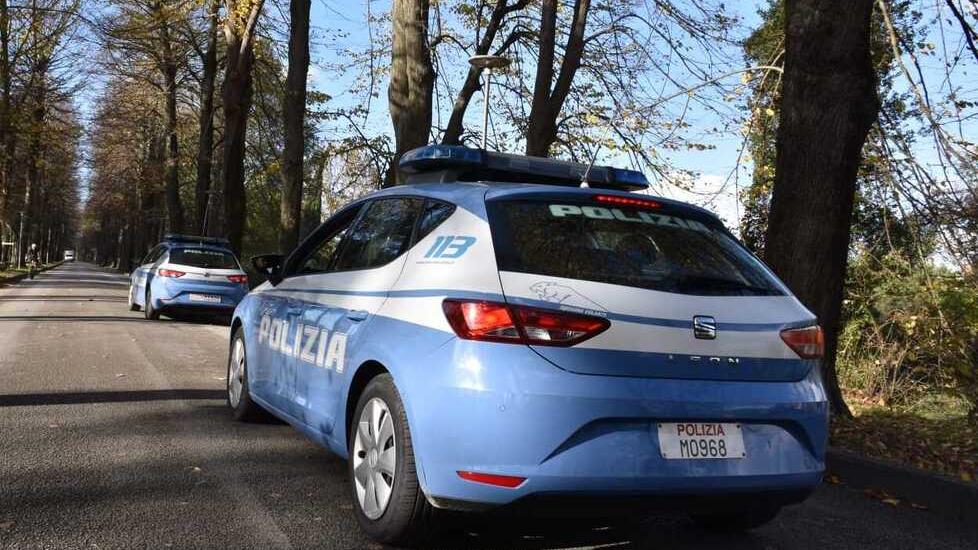 Schiaffi alla moglie, arriva la polizia: in casa aveva 38 armi