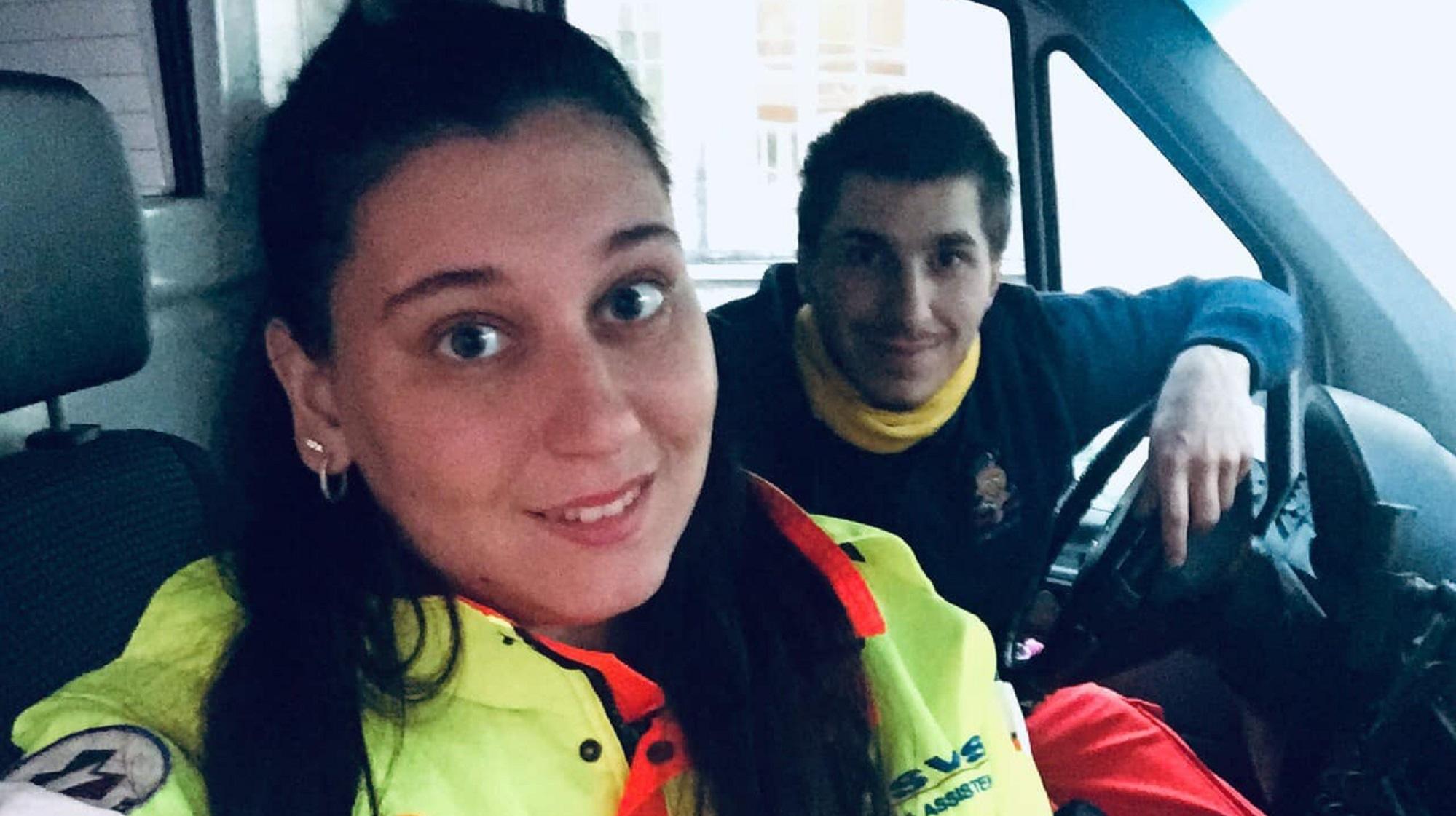In primo piano Noemi Scotto su un'ambulanza della Svs