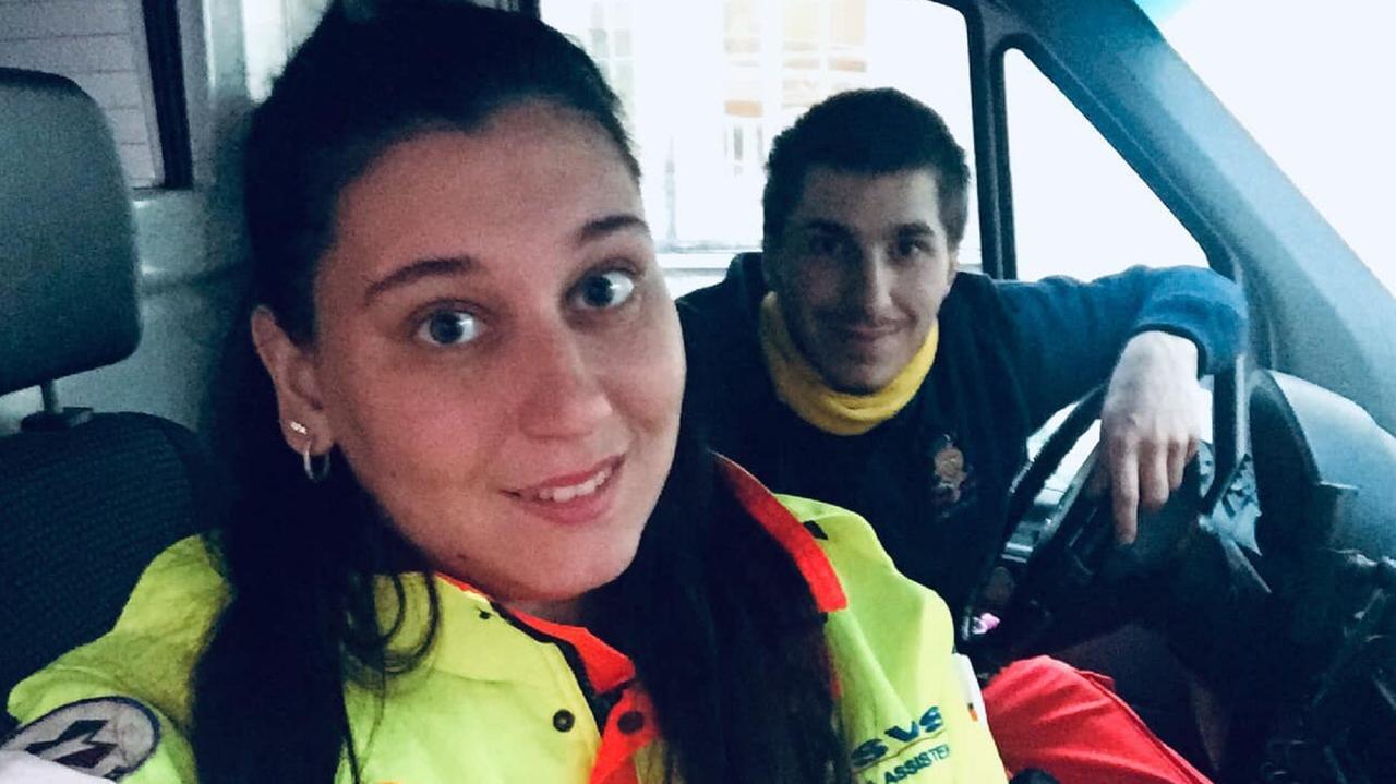 In primo piano Noemi Scotto su un'ambulanza della Svs