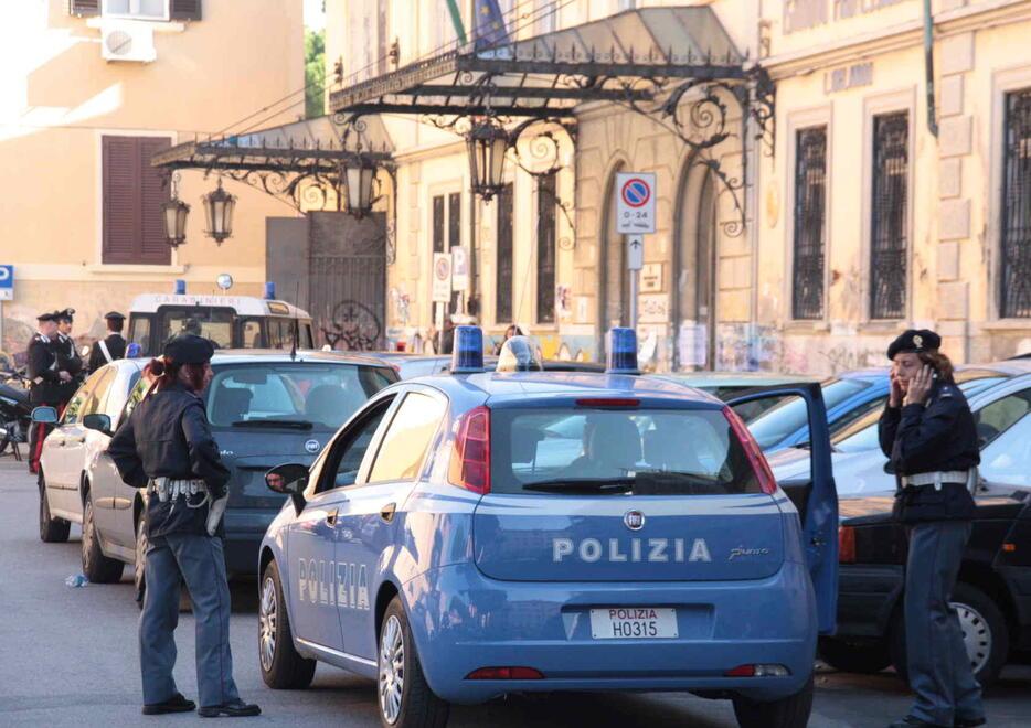 Poliziotti davanti all'Orlando (foto d'archivio)