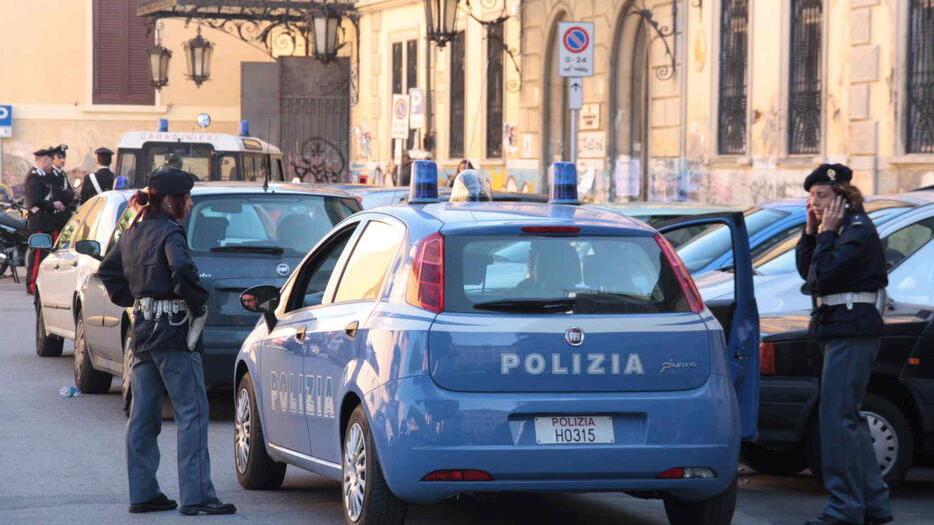 Poliziotti davanti all'Orlando (foto d'archivio)