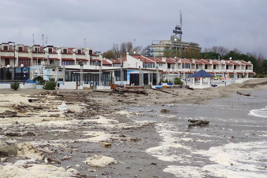 Goro, scuole ancora chiuse. Anziani salvati dall’acqua alta a Volano