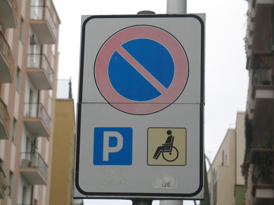 Gli automobilisti di Sassari campioni di inciviltà: occupazione selvaggia degli stalli per disabili