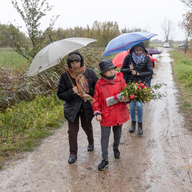 Concordia La morte di Alice Marito e amico indagati per omicidio volontario Fiori sul luogo del dramma 