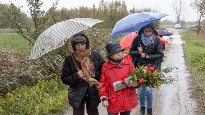 Concordia La morte di Alice Marito e amico indagati per omicidio volontario Fiori sul luogo del dramma