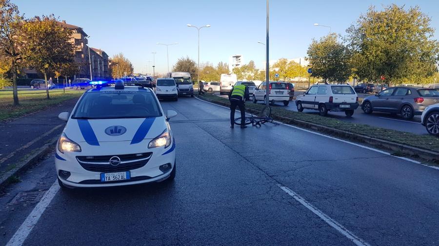 Modena, ragazzo in bici investito in viale Leonardo mentre va a scuola