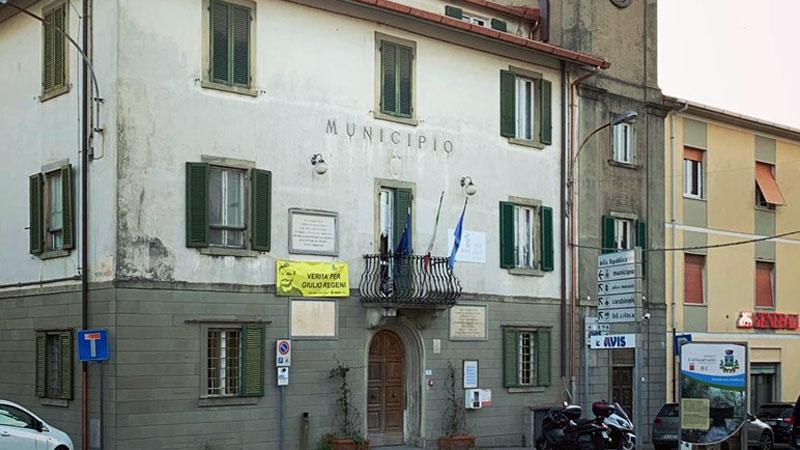 Nella foto il municipio di Collesalvetti dove ha lavorato prima di essere licenziata come economa la 47enne Francesca Gagliardi (foto d’archivio)