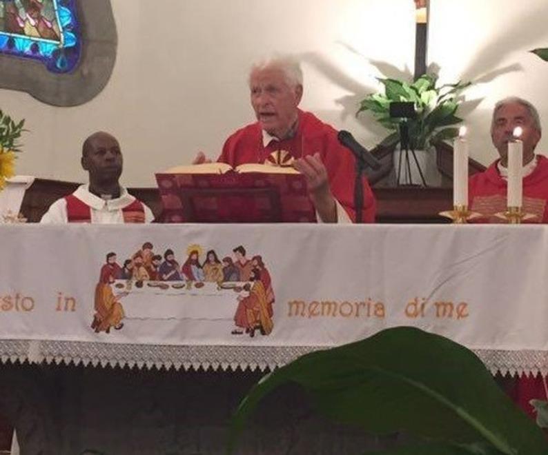 Don Giuseppe Pomponi nel 2017 durante la messa a Gello per San Lorenzo, patrono del paese