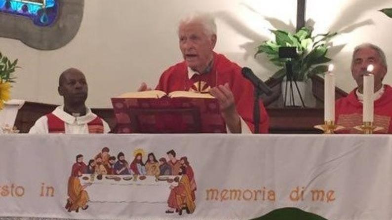 Don Giuseppe Pomponi nel 2017 durante la messa a Gello per San Lorenzo, patrono del paese