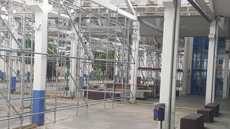 La biblioteca Gronchi avvolta dai ponteggi. la riapertura appare ancora lontana 