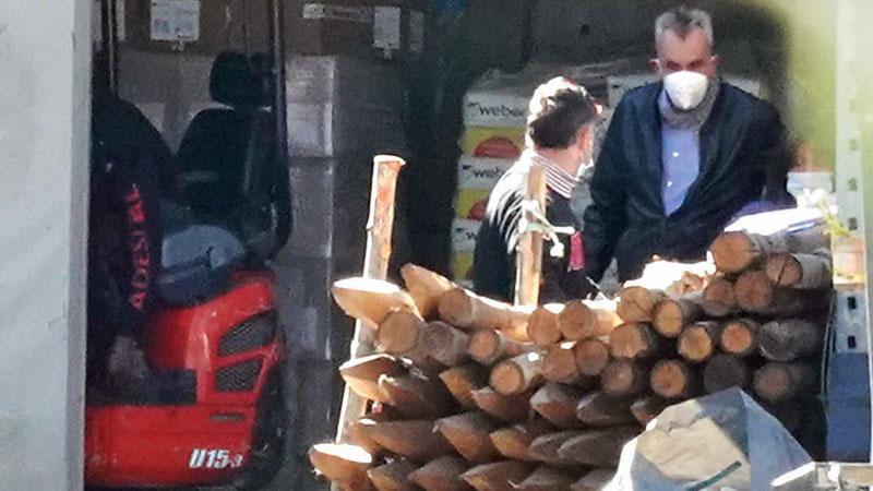 Sopra nel capannone il muletto guidato dall’operaio al momento di urtare con la testa contro la colonna (foto Franco Silvi)