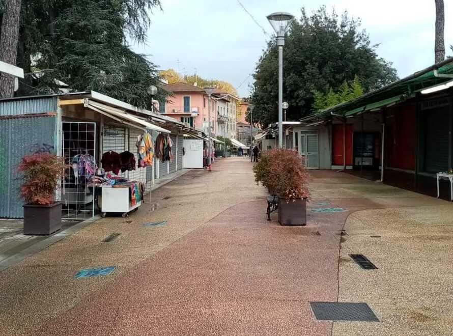 Posti revocati a chi resta chiuso per ripopolare il mercatino Grocco La Salute