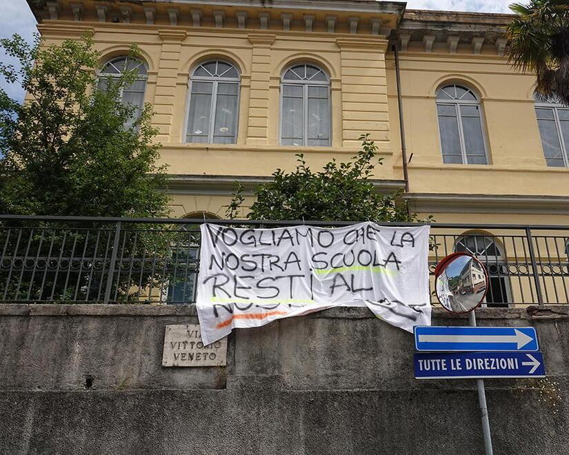 Una protesta di quattro anni fa contro la chiusura della scuola Frediani