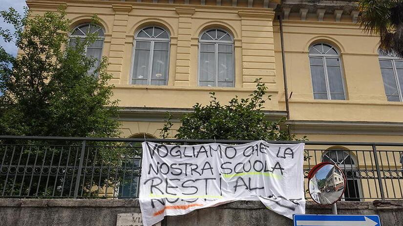 Una protesta di quattro anni fa contro la chiusura della scuola Frediani