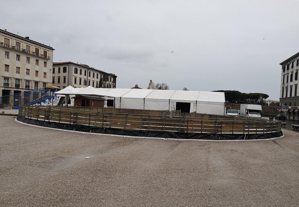 Piazza della Repubblica, ecco la maxi pista sul ghiaccio 