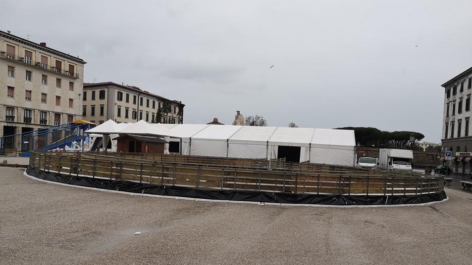 Piazza della Repubblica, ecco la maxi pista sul ghiaccio