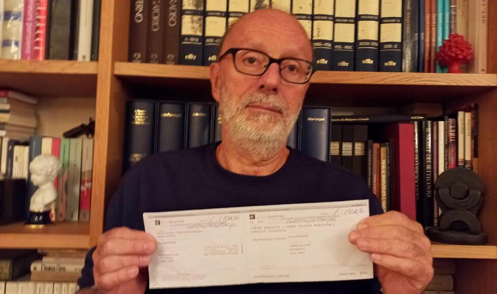 Walter Domenichini torinese mostra il bollettino con la sanzione da 134 euro pagata nel 2019