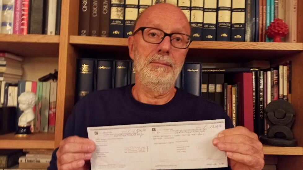 Walter Domenichini torinese mostra il bollettino con la sanzione da 134 euro pagata nel 2019