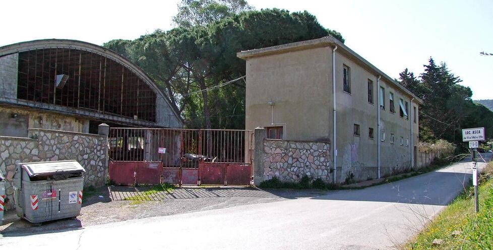 Le ex officine dell’Atm in località Asca che saranno trasformate in una Rsa da 120 posti (foto di Paolo Barlettani)