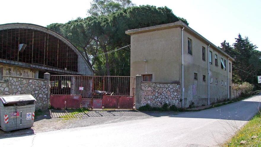 Le ex officine dell’Atm in località Asca che saranno trasformate in una Rsa da 120 posti (foto di Paolo Barlettani)