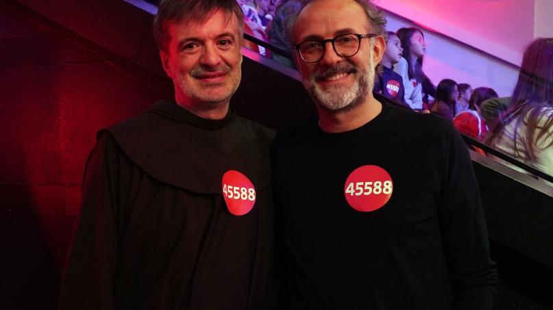 Bologna, lo chef modenese Massimo Bottura & Friends cucinano con l’Antoniano per i più fragili
