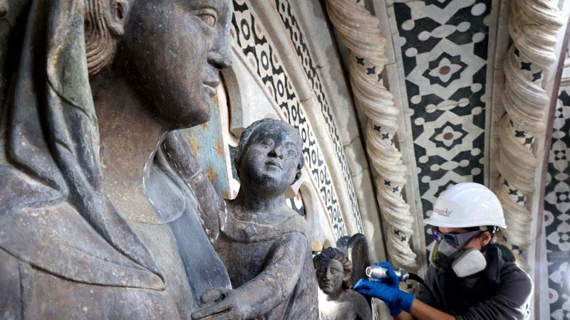
	Restauratori all&rsquo;opera durante le pulizie della Porta

