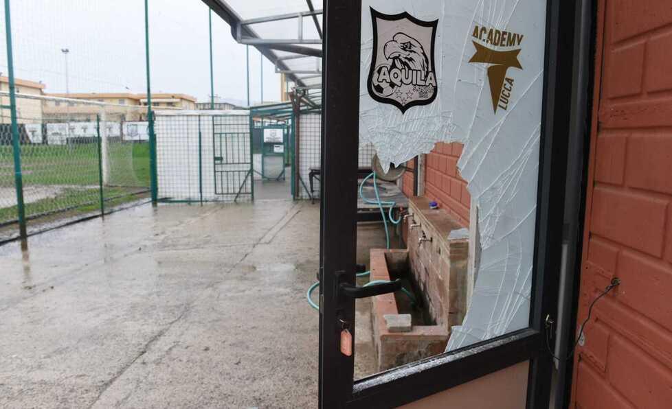 Vandalismi a Sant’Anna: danni a magazzino e spogliatoi
