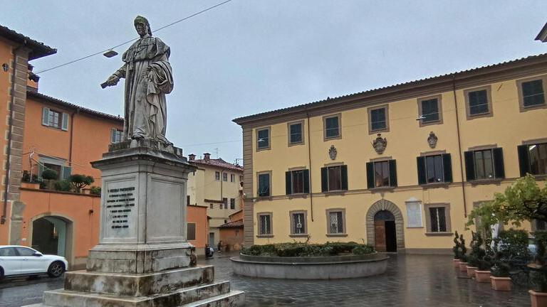 Addio alla palma malata di piazza Spirito Santo: è stata abbattuta