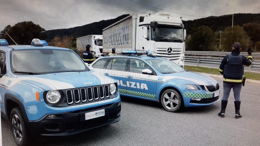 Correva a 200 chilometri l’ora sulla 131 Dcn: patente ritirata a un 51enne