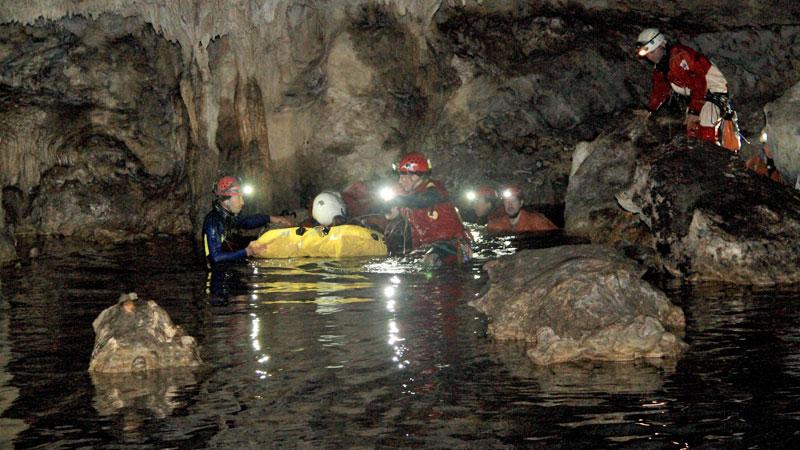 I visitatori che hanno perlustrato la Grotta degli Stretti, detta anche del Granduca (foto Enzo Russo)