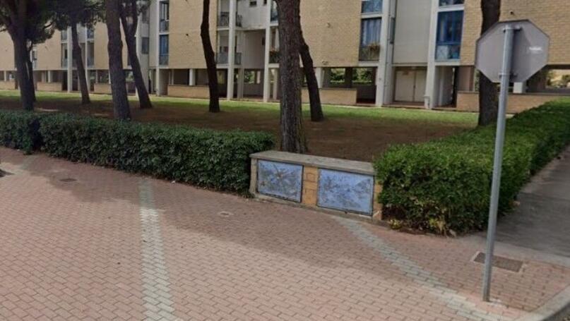 Nella foto, il punto del marciapiede di via Ischia dove nell’aprile 2021 l’86enne piombinese è caduta: dopo il fatto accaduto, il Comune di Piombino ha provveduto a sistemare il camminamento dissestato