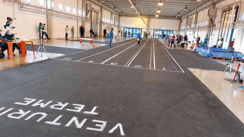 La pista indoor installata dal Circolo Giovanile Atletica Costa Etrusca in un padiglione del polo fieristico di Venturin