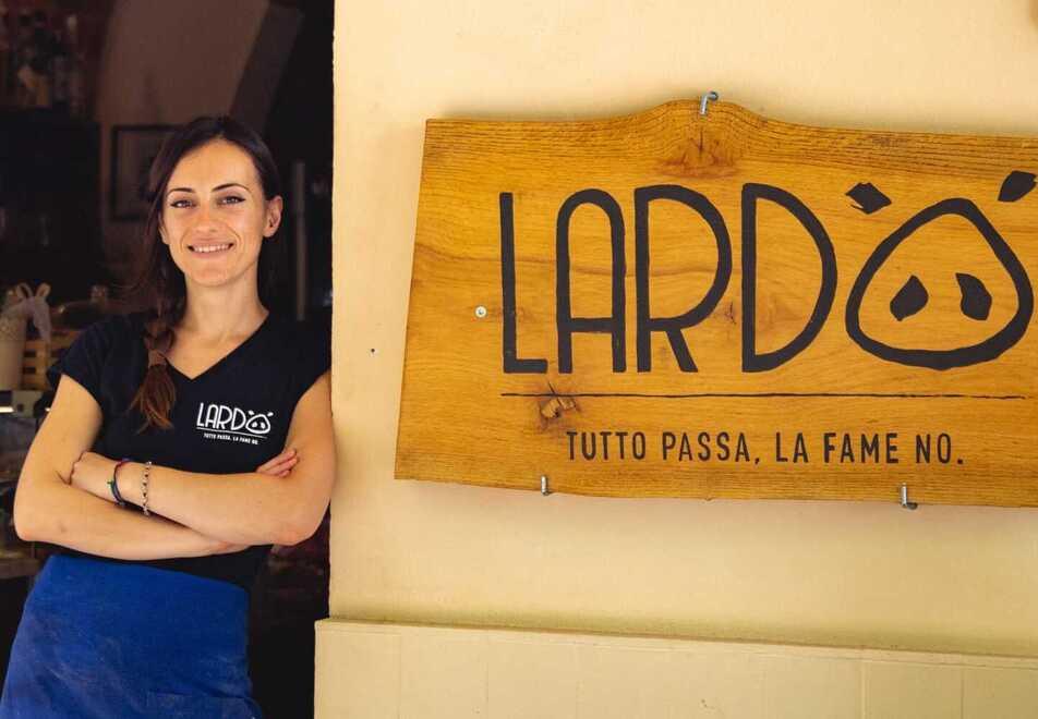 Nella foto, Marilda Raskaj, titolare della paninoteca “Lardo” di Vada, davanti all’ingresso della sua attività
