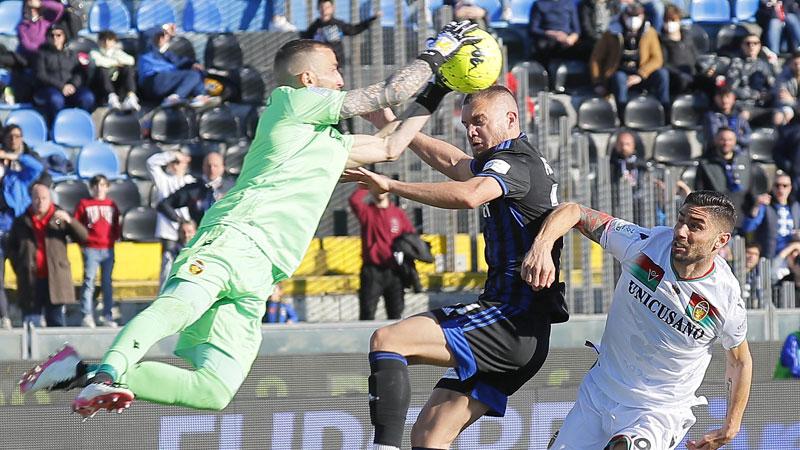 
	Un&rsquo;uscita alta di Iannarilli su Puscas nella sfida del febbraio scorso all&rsquo;Arena finita 0-0 (Renzullo/ Muzzi)

