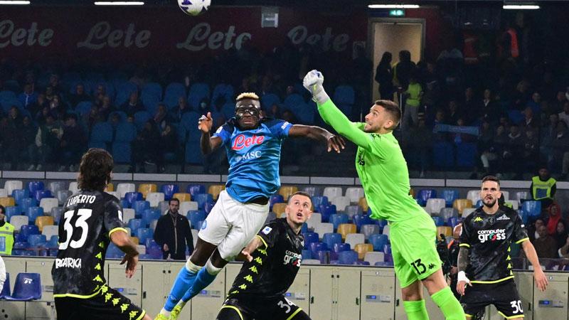 Guglielmo Vicario in azione al Maradona contro il Napoli