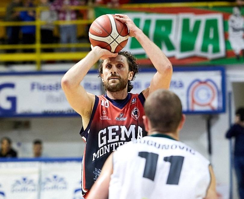 Al tiro il centro della Gema Luca Infante nella gara persa contro la Paffoni Omegna
