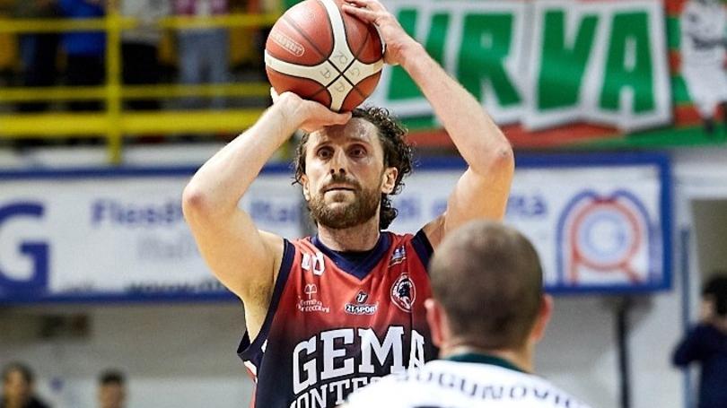 Al tiro il centro della Gema Luca Infante nella gara persa contro la Paffoni Omegna