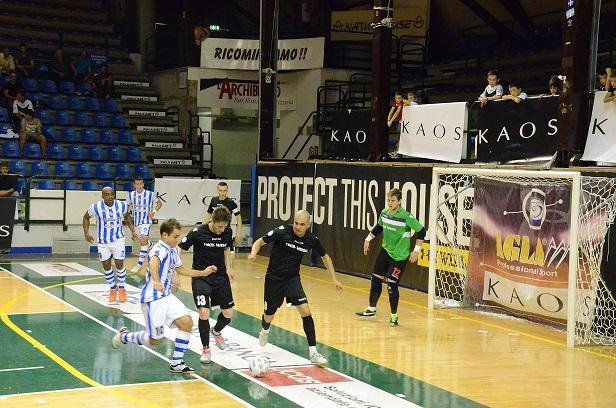 Kaos vincente al debutto