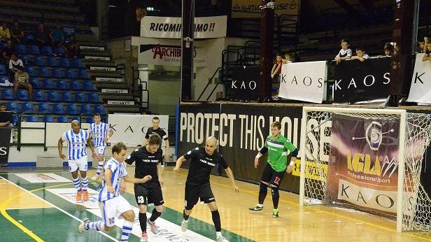 Kaos vincente al debutto