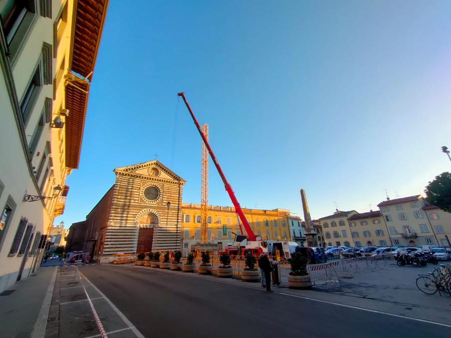 
	La gru montata in piazza San Francesco


