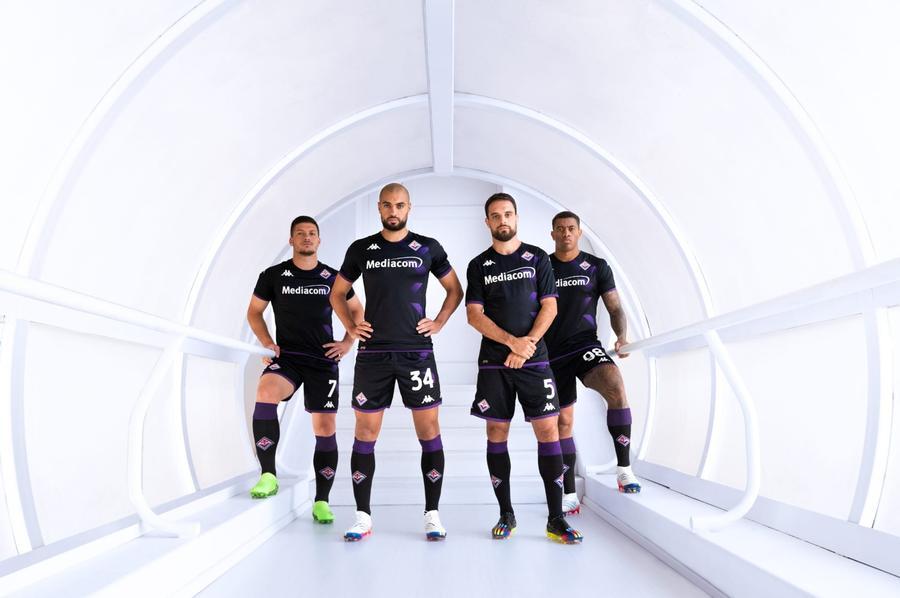 Fiorentina, svelata la quarta maglia: è grigio scuro e il “padre” è un designer fiorentino